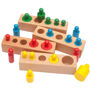 Montessori-Spiele aus Holz 5 Löcher mit 4 Reihen für kleine Mädchen aus Holz mit weißem Hintergrund