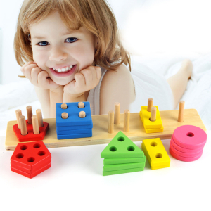 Montessori-Spiele aus Holz in geometrischer Form für kleine Mädchen mit einem lächelnden Mädchen im Hintergrund