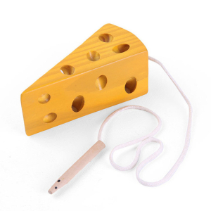 Montessori-Spiele aus Holz in Form eines Käses für kleine Mädchen mit weißem Hintergrund