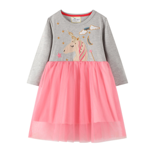 auf weißem Hintergrund, ein Kleid für ein kleines Mädchen, dessen Oberteil grau mit einem Einhornmuster und dessen Unterteil rosa in Tule ist