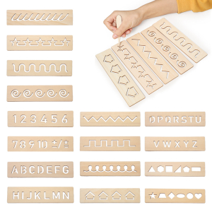 Verschiedene Holzbretter zum Üben des Schreibens des Alphabets, der Zahlen und der Formen im Allgemeinen