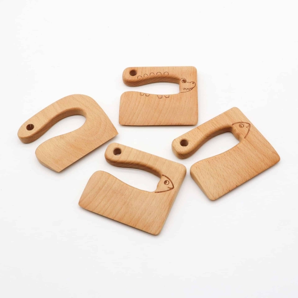 Mini Holzmesser mit verschiedenen Mustern wie einem Fischkopf, einem Dinosaurier, einer Giraffe, einem Teddybär, einem Elefanten und Mini Messern aus natürlichem Holz ohne Muster.