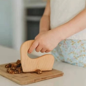 Mini-Messer aus Naturholz mit einem breiten Griff, der ideal für Kinder ist.