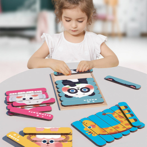 Kleines Mädchen sitzt vor einem Tisch mit 4 verschiedenen Puzzles, um das Panda-Puzzle in Ordnung zu bringen und daneben 1 Giraffe, 1 Affe und 1 Kaninchen