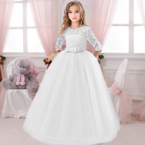Langes weißes Kleid mit Schleife, das von einem Mädchen getragen wird, das von vorne steht