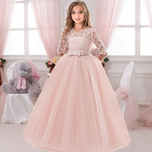 Langes rosafarbenes Kleid mit Schleife, das von einem Mädchen getragen wird, das von vorne steht