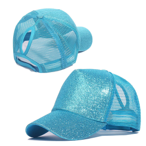 Blaue Glittermütze für Mädchen auf weißem Hintergrund, einmal von vorne und einmal von hinten