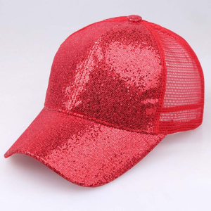 Rote Mütze mit Pailletten für Mädchen auf weißem Hintergrund