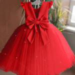 Rotes Tüllkleid für Mädchen, auf einem Kleiderbügel hängend präsentiert