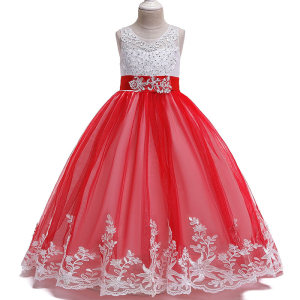 Langes rotes Kleid mit Schleife für Mädchen, das Oberteil ist weiß mit Spitze und auf weißem Hintergrund dargestellt