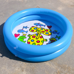Aufblasbarer Pool für Kinder in Blau mit bunten Tiermotiven, auf dem Boden stehend