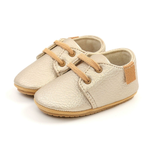 Mehrfarbige Retro-Baby-Mokassin-Schuhe aus Leder mit weißem Hintergrund
