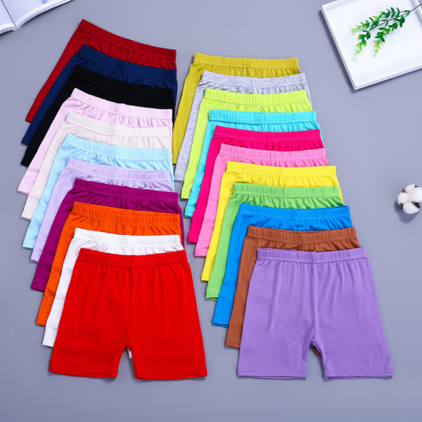Auf einem graublauen Hintergrund sind 22 farbige Boxershorts in zwei Stapeln angeordnet: Rot, Parma, Pflaume, Weiß, Königsblau, Violett, Grün, Flieder, Gelb, Himmelblau, Rosa, Blassrosa, Fuchsia, Cyan, Off-White, Schwarz, Marineblau, Purpur, Senfgelb, Blassgelb, Blassgrün und Dekor aus grüner Pflanze und Baumwollblume