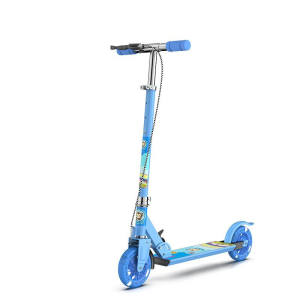 Roller mit handlichem Bremssystem für Mädchen mit weißem Hintergrund