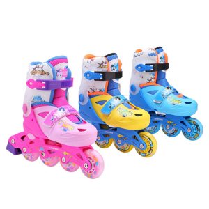 Bunte Rollerblades mit vielen verschiedenen Motiven für Mädchen mit weißem Hintergrund