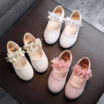 Blumenballerinas für Mädchen mit braunem Hintergrundstuhl