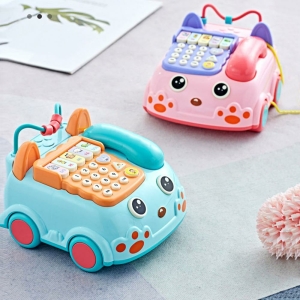 Spielzeugtelefon in Form eines Autos für Mädchen mit grauem Hintergrund
