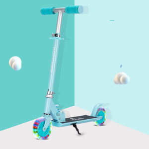 Blauer zweirädriger Roller für Mädchen, gute Qualität und sehr modisch in blauen Farben.