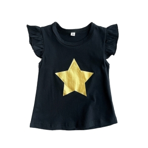 Auf weißem Hintergrund, schwarzes T-Shirt für Mädchen mit kurzen Ärmeln mit Rüschen und zentralem Motiv eines goldenen fünfzackigen Sterns