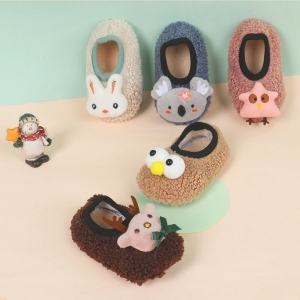 5 Plüschschuhe, von denen 3 an einer Wand stehen, jeder mit einem Tier auf der Oberseite