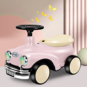 Bequemer Baby-Autotransporter für Mädchen mit rosa Hintergrund