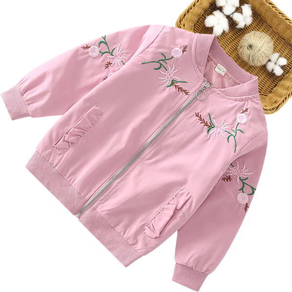 Rosa Bomberjacke mit gestickten Blumen, mit einem Weidenkorb an der Seite