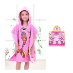 Junges Mädchen steht in einem rosa Bademantel mit Meerjungfrauenmuster mit Kapuze