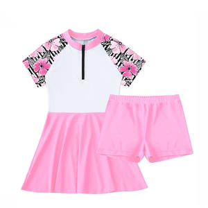 Set aus Shorts und Badekleid in rosa, weiß mit Muster auf den Ärmeln
