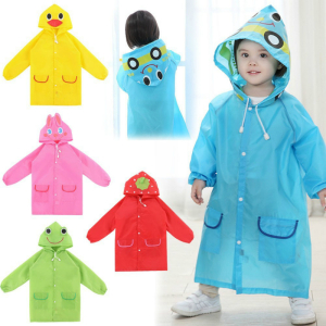 Kind in einem blauen Regenmantel mit Kapuze, mit 4 weiteren Modellen an der Seite