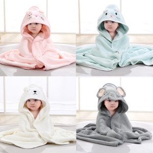Vier Miniaturfotos von sitzenden Babys, die einen Bademantel mit Kapuze tragen
