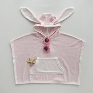 Rosafarbener Bademantel mit Kapuze und Hasenohren, mit Taschen auf der Vorderseite und einer Sonnenbrille am Kragen und einem Seestern als Dekoration