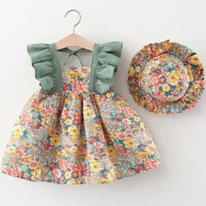 Rüschenkleid mit Blumenmuster und passendem Hut