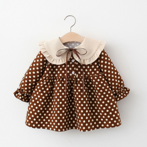 Braunes Claudine-Kleid mit Punkten für Mädchen, das an einem Kleiderbügel hängt