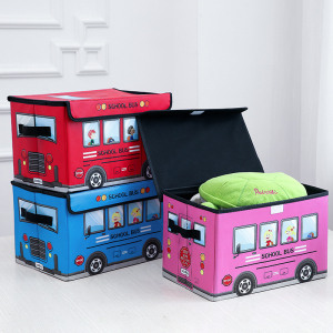 3 Spielzeugkisten in Form von Bussen, eine davon offen mit einem grünen Kissen im Inneren