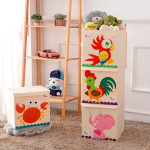 3 gestapelte Aufbewahrungsboxen und eine daneben in einem Zimmer