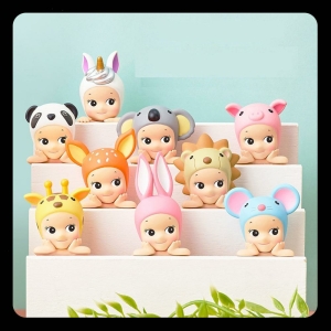 9 Figurenmodelle, die auf einem Block mit Stufen angeordnet sind