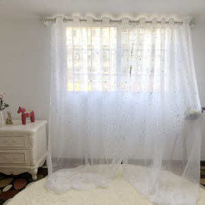 Vorhang aus weißem Tüll mit silbernen Sternen für Mädchen mit einem Hintergrund für ein Mädchenzimmer