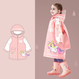 Kleines braunes Mädchen mit Zöpfen, das im Profil steht und einen rosafarbenen Regenmantel und Gummistiefel trägt