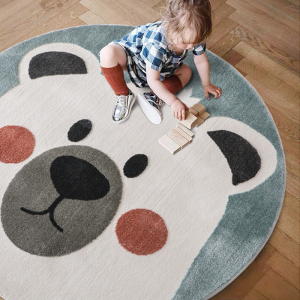 Runder Teppich mit Bärchenmuster für das Babyzimmer eines Mädchens mit Holzboden und einem kleinen Mädchen auf dem Teppich