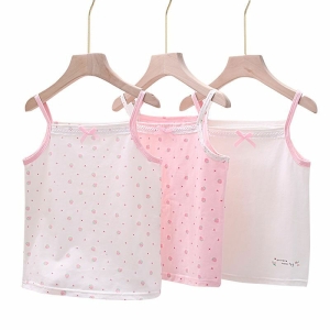 3 rosa-weiße Unterhemden, die auf Kleiderbügeln hängen