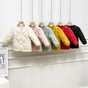 6 leichte, farbige Daunenjacken, die vor einer Wand hängen