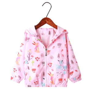 Rosa Windjacke mit Kapuze und Tiermotiven, auf einem Bügel hängend