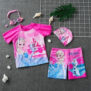 Rosafarbenes Schneekönigin-T-Shirt und Badeshorts flach auf grauem Boden mit Badekappe und -brille