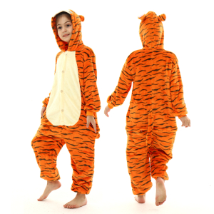 Stehendes Mädchen im Profil und von hinten, das einen orangefarbenen Tiger-Overjama trägt