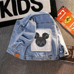 Blaue Jeansjacke von hinten mit schwarz-weißem Mickey-Mouse-Einsatz auf der Rückseite
