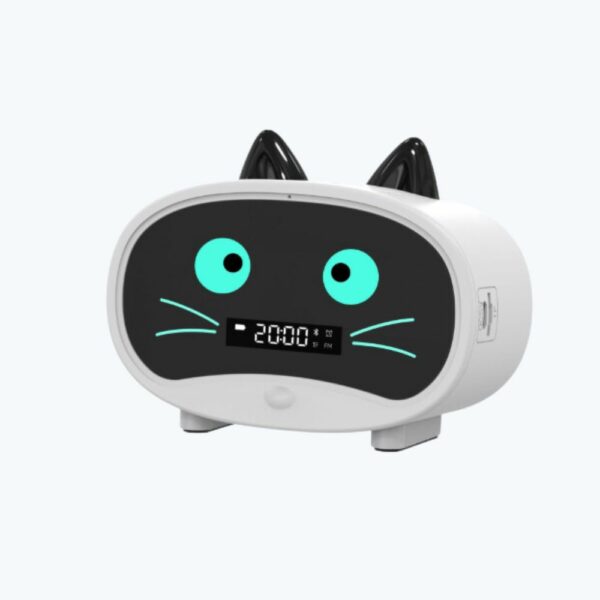 man sieht auf einem weißen Hintergrund einen weißen Radiowecker mit Katzenohren