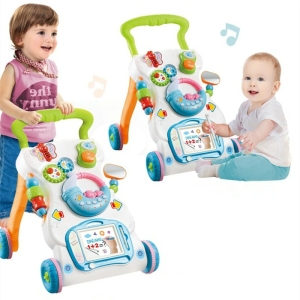 Ein Kind und ein Baby spielen mit der musikalischen Lauflernhilfe