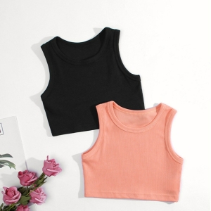 2 schwarze und rosafarbene Crop Tops, die flach auf dem Boden liegen, mit einem rosafarbenen Blumenstrauß daneben