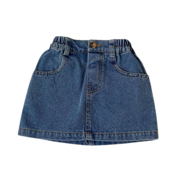 S7be9d2a6475b4e39936e25d6f02651e8F.jpg Kurzer blauer Jeansrock mit Taschen, auf weißem Hintergrund
