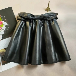 Schwarzer, geraffter Kunstlederrock, flach gelegt, mit Accessoires drumherum